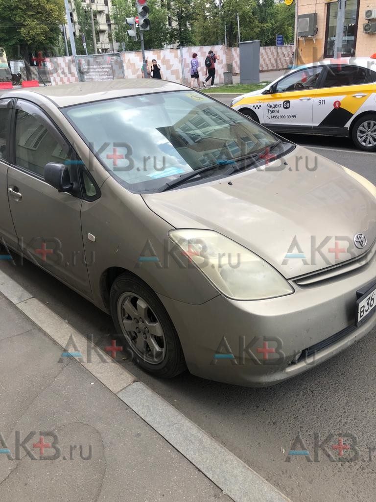 Замена аккумулятора на Toyota Prius II (NHW20) 2003 - 2009 1.5hyb (76 л.с.)