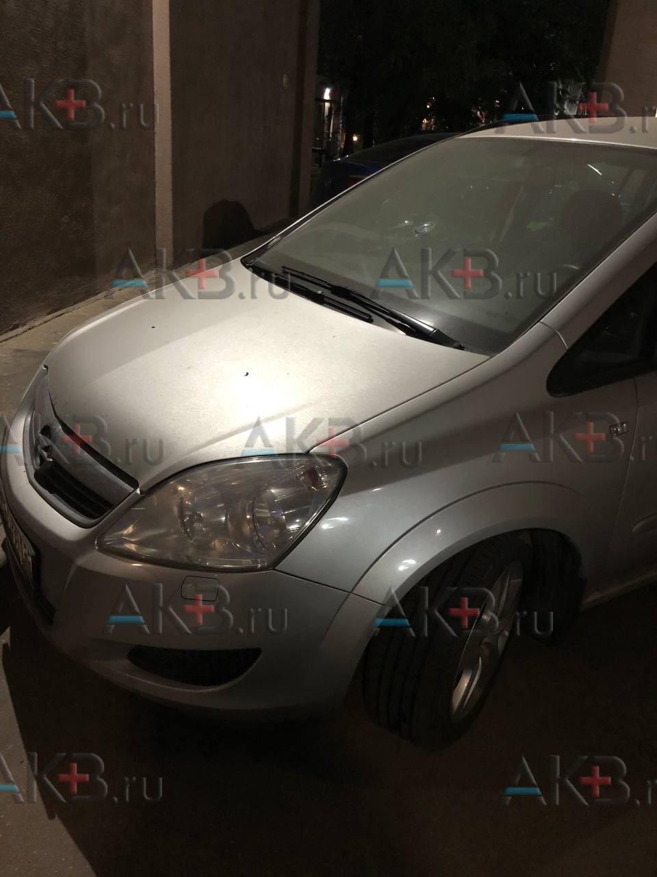 Замена аккумулятора на Opel Zafira B 2005 - 2008 1.8 (120 л.с.)