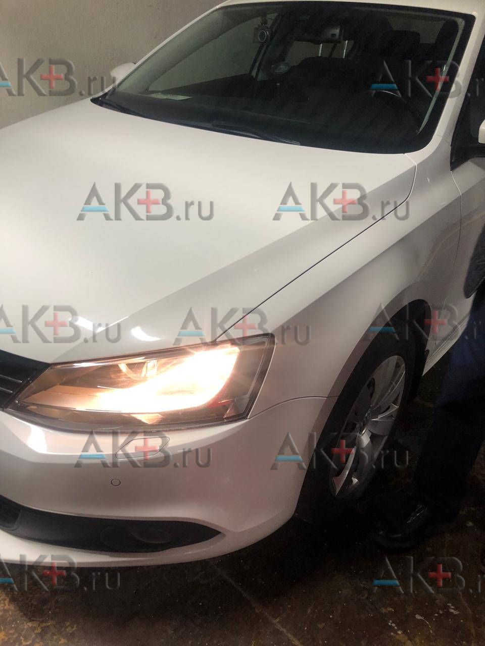 Замена аккумулятора на Volkswagen Jetta VI Рестайлинг 2014 - 2018 1.2 (105 л.с.)